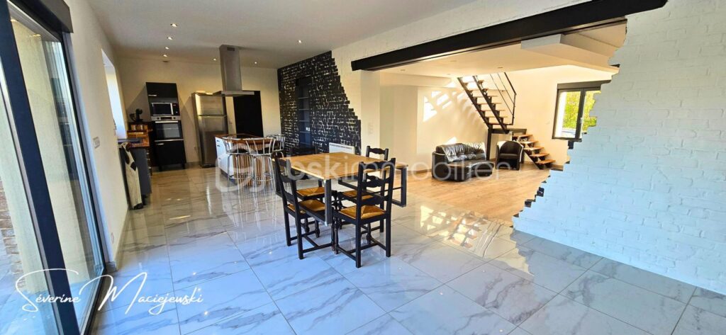 Propriété semi plain pied de 260 m² – 10 pièces – 6 chambres – 260 m²