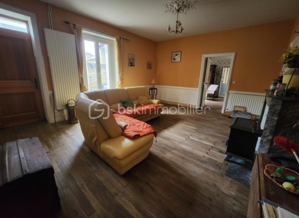 🏡 Maison de caractère – 191 m² – Centre de Mirebeau – 4 chambres, grange et cave – 7 pièces – 4 chambres – 191 m²