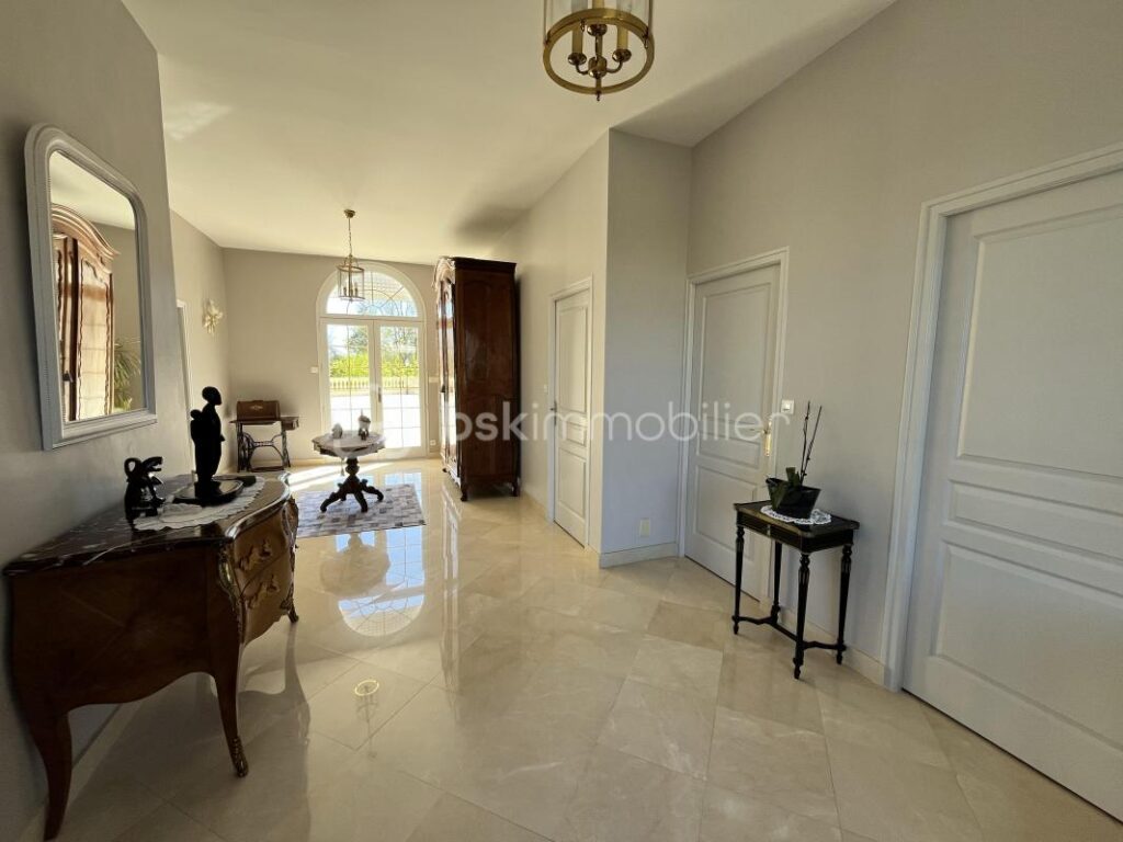 PROPRIETE D’EXCEPTION 483m2 sur un PARC DE 1,4H – 12 pièces – 8 chambres – 483 m²