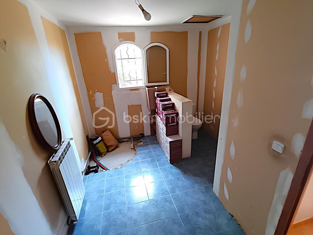 À VENDRE –EXCEPTIONNELLE VILLA 9 PIÈCES 225 M² ET 1 662 M² DE TERRAIN – PISCINE À DÉBORDEMENT– GARAGE– JARDIN – 5 CHAMBRES – BUREAU – T2 INDÉPENDANT– VUE PANORAMIQUE COLLINES ET MER– SANS VIS-À-VIS – PROCHE CENTRE-VILLE OLLIOULES – LA COURTINE – 945 000 € – 9 pièces – 5 chambres – 225 m²