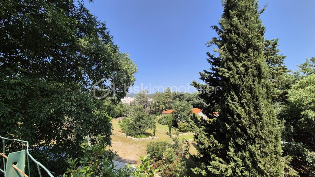 A VENDRE MAISON 3 FACES DE 131M² SUR TERRAIN DE 336M² A CERET – TROIS CHAMBRES – GARAGE – CLIMATISATION REVERSIBLE – VUE SUR LE VALLESPIR – AUCUN VIS A VIS – GARAGE – 6 pièces – 3 chambres – 131 m²
