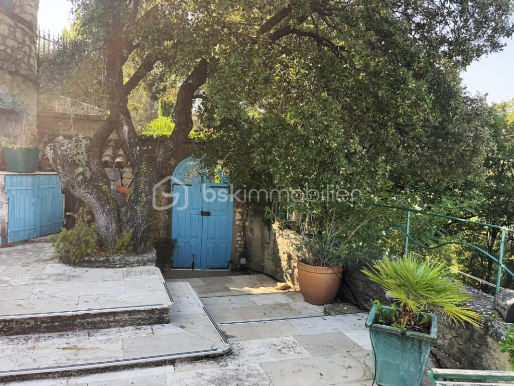 Ménerbes – Exceptionnelle Propriété avec Vues à 360° – Maison Principale, Pigeonnier & Jardin Piscine – 8 pièces – 3 chambres – 176 m²