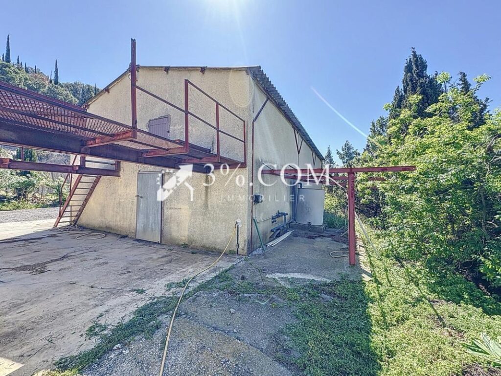 Charmante Maison de 178 m2 +Local professionnel de 150 m2 d – 8 pièces – 4 chambres – 178 m²