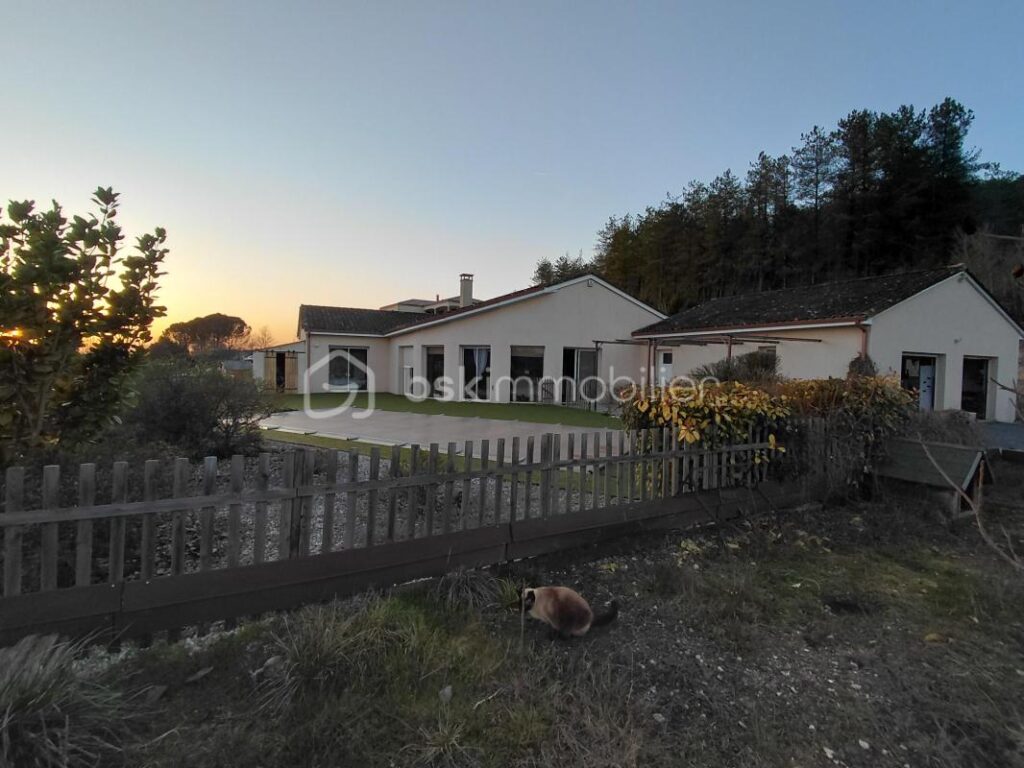 Superbe villa avec vue sur le château de GRIGNOLS – 7 pièces – 5 chambres – 210 m²