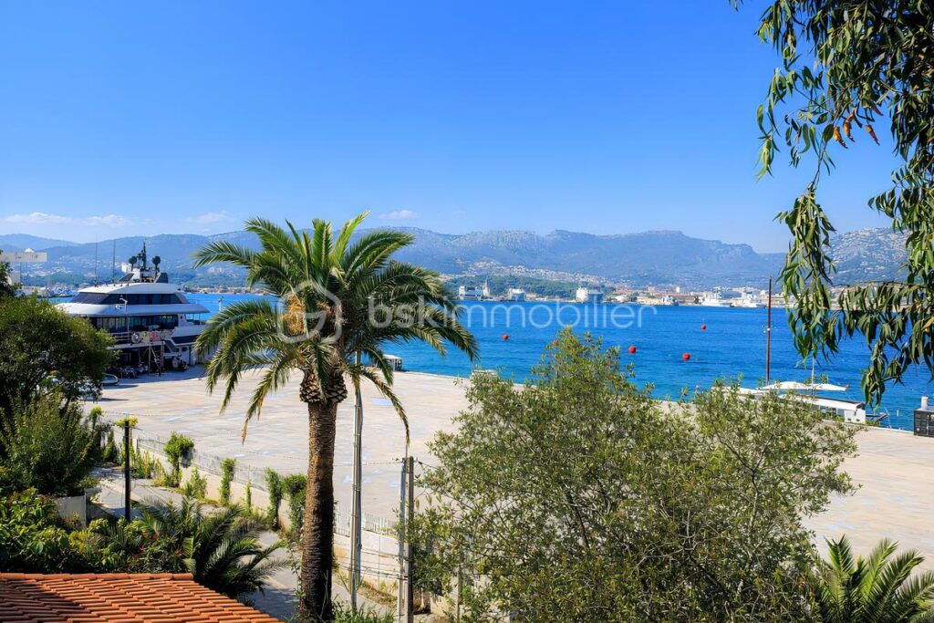 VILLA DE PLAIN-PIED VUE MER – 167 m² – TERRASSES – PISCINE – ROOF-TOP – À 50 MÈTRES DE LA MER – PROCHE PLAGES DES SABLETTES – 3 CHAMBRES + DÉPENDANCE – 599 000 € – 6 pièces – 4 chambres – 167 m²