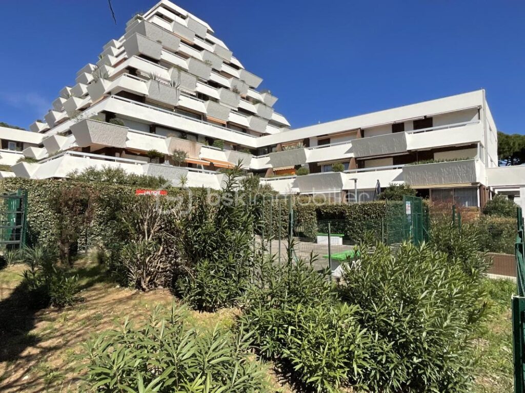 Hyper centre de La Grande-Motte – Appartement lumineux avec balcon et grand garage – 2 pièces – 1 chambre – 45 m²