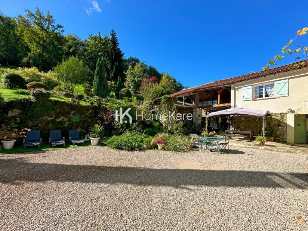 MAISON FAMILIALE – 9 pièces – 6 chambres – 300 m²