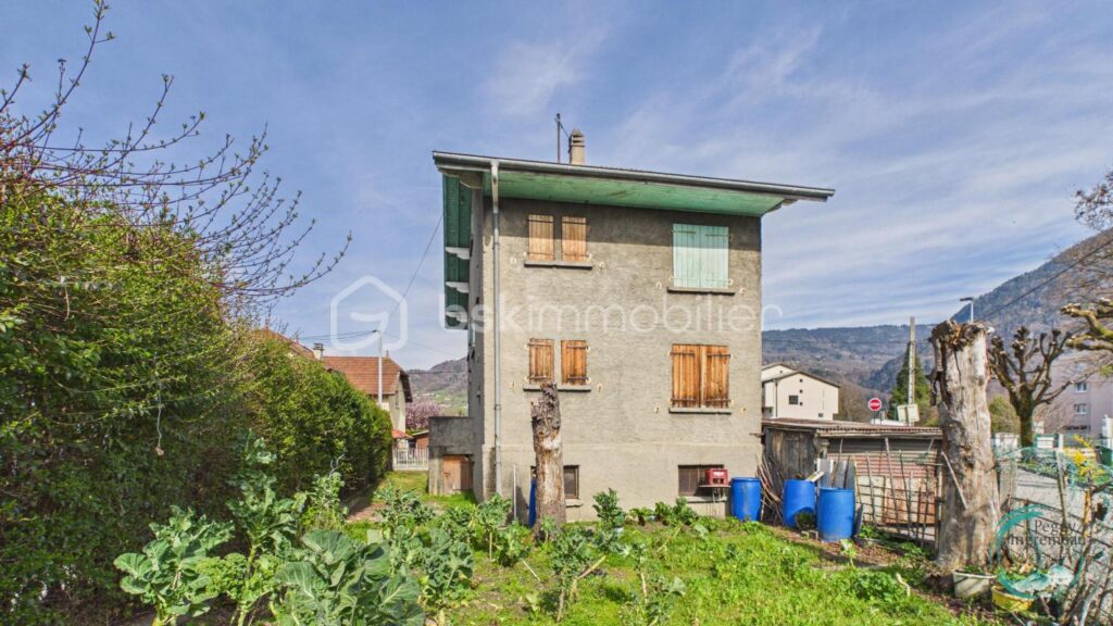 Maison individuelle à rénover – Fort potentiel – Cluses – 6 pièces – 5 chambres – 226 m²