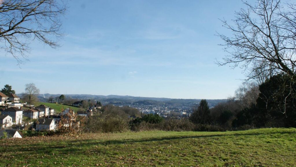 Terrain viabilisé 1005 m² avec superbe vue – NR pièces – NR chambres – 1005 m²