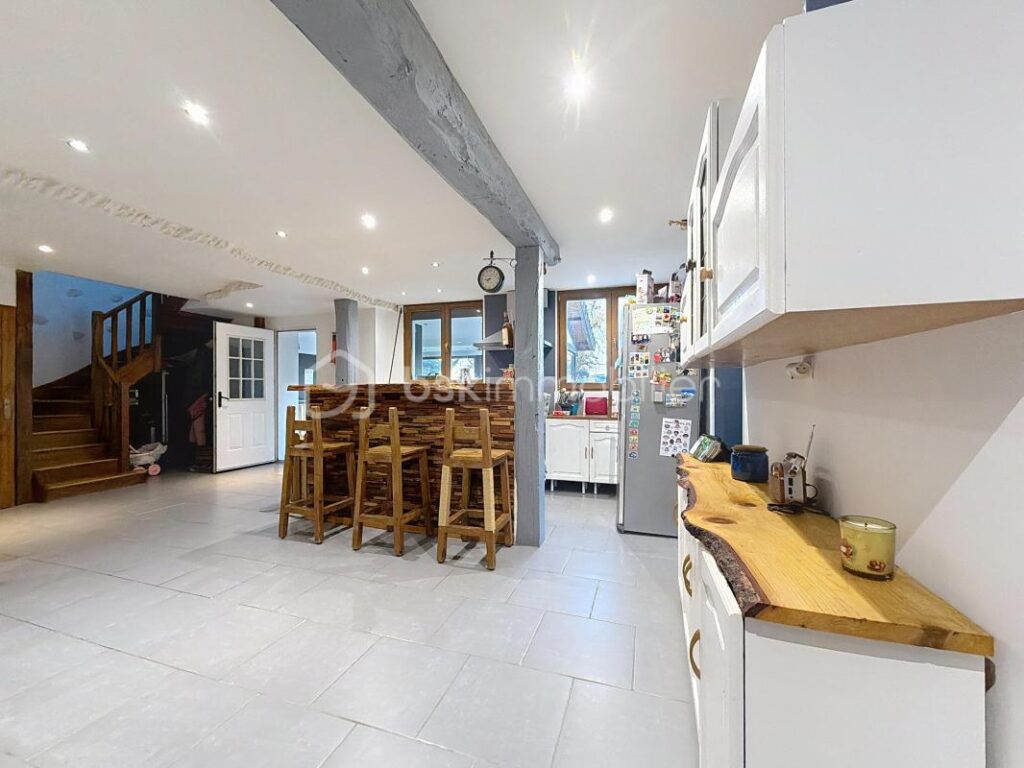 Maison Briarde de Caractère • 173 m² habitables • 2 200 m² de terrain • Entièrement rénovée – 7 pièces – 5 chambres – 173 m²