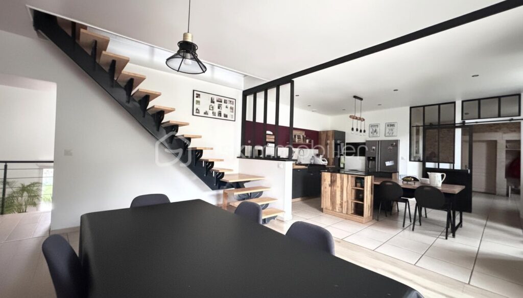 Longère avec vue dur la vallée – 6 pièces – 3 chambres – 200 m²