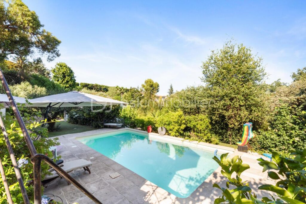 Maison d&rsquo;artiste à Saint Paul de Vence : un écrin de créativité et de sérénité – 7 pièces – 5 chambres – 312 m²