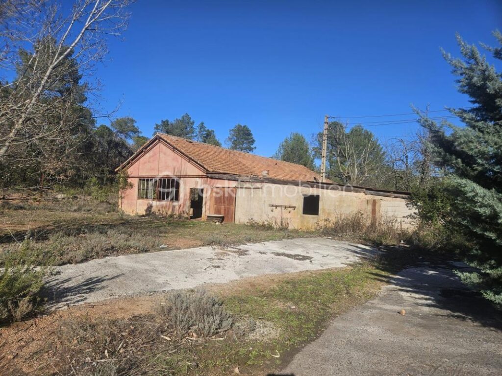 Propriété à rénover dans un cadre exceptionnel – Massif de la Sainte-Baume – 10 pièces – 6 chambres – 220 m²
