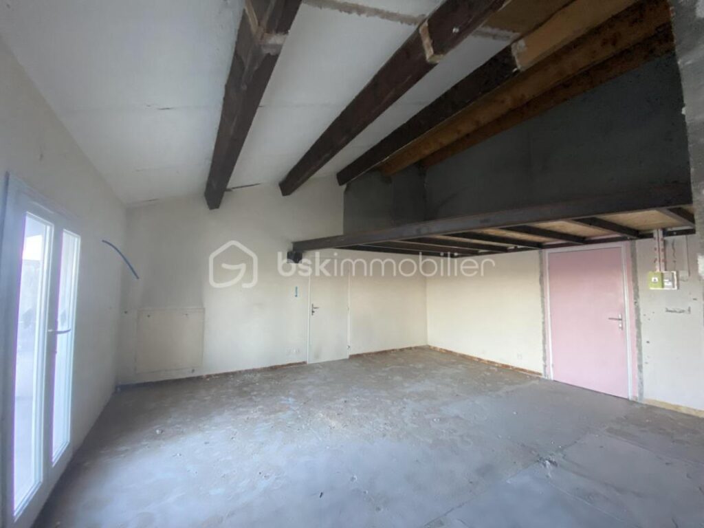 Appartement 3 pièces à restaurer entièrement de 100 m² avec mezzanine et balcon – Résidence avec ascenseur et parkings avec portail électrique sécurisé – Idéal résidence principale, résidence secondaire ou investisssement locatif – 3 pièces – NR chambres – 99 m²