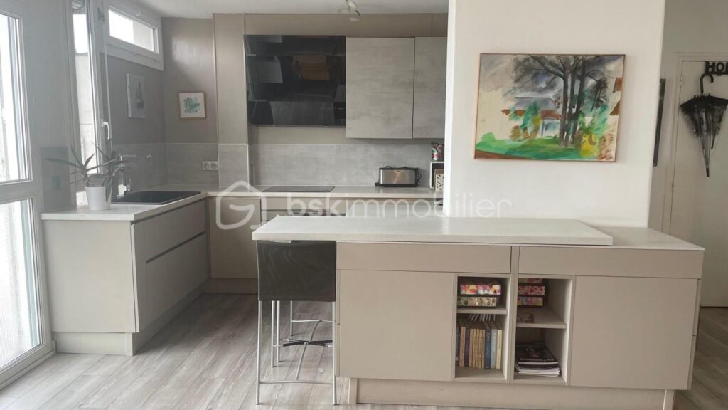 Vue imprenable sur Paris et la TOUR EIFFEL – Exposition SUD-Est – Grand Salon baigner de LUMIERE – 3 pièces – 2 chambres – 70 m²