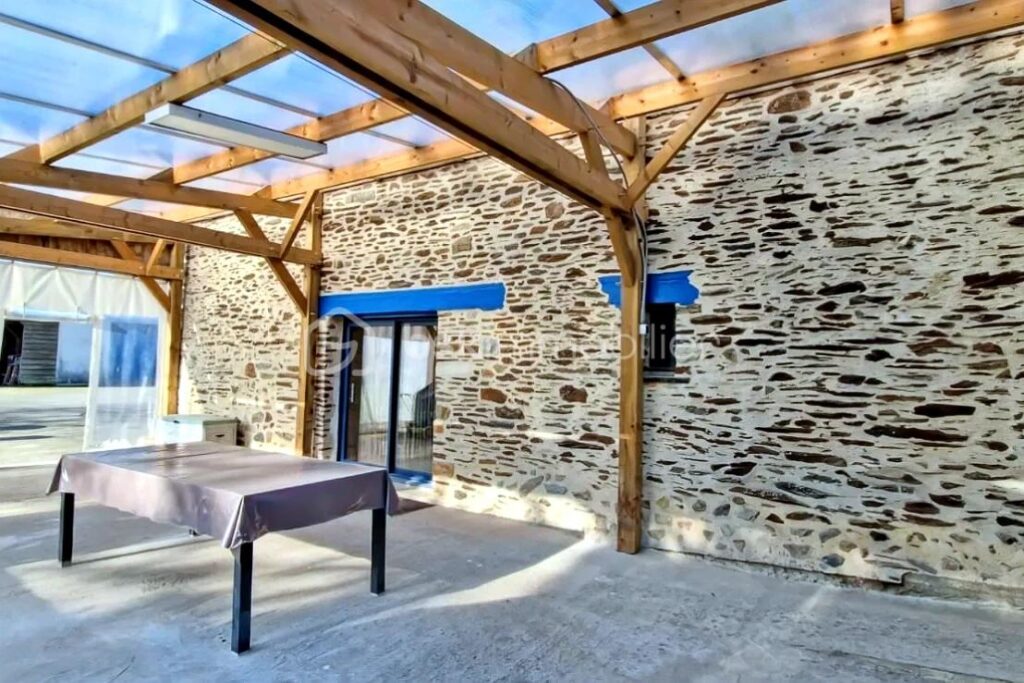 Longère de caractère dans un havre de paix, proche de l’axe RENNES-PARIS – 7 pièces – 5 chambres – 122 m²