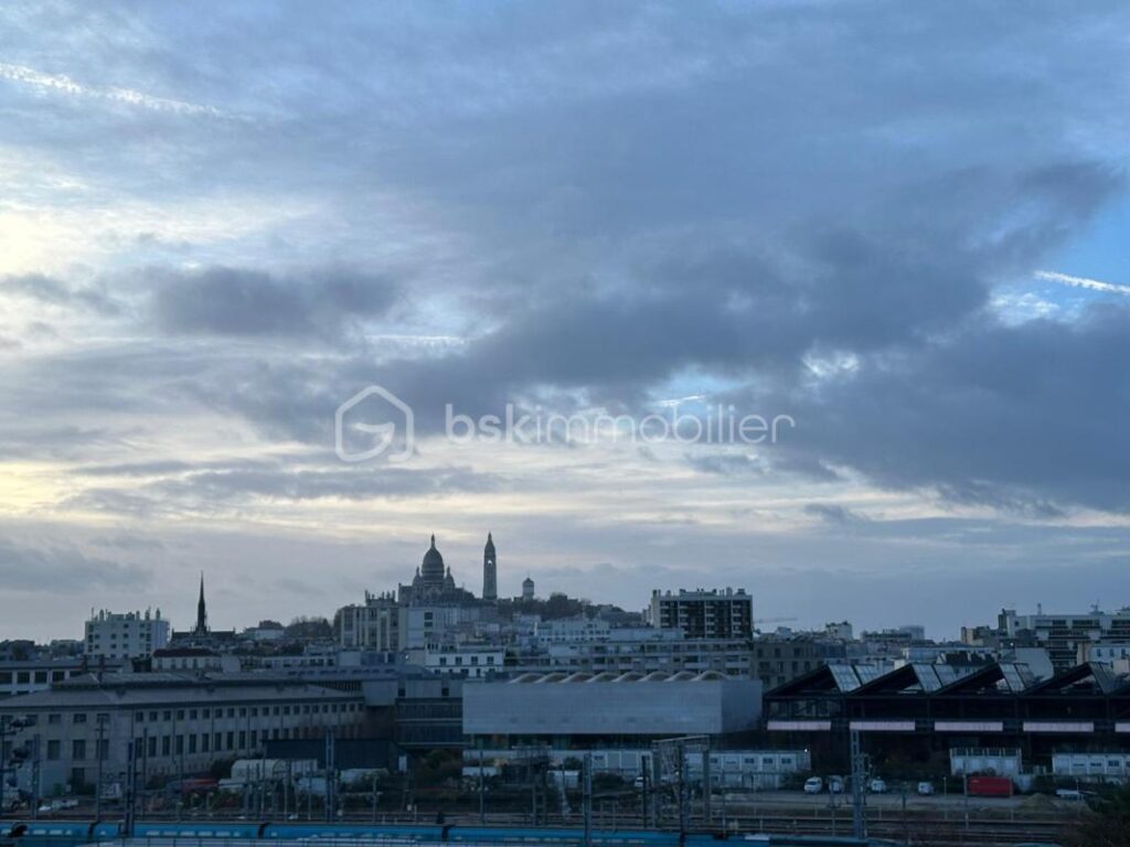 À VENDRE – Charmant appartement avec vue dégagée sur la Basilique du Sacré-Cœur – Paris – 2 pièces – 1 chambre – 35 m²