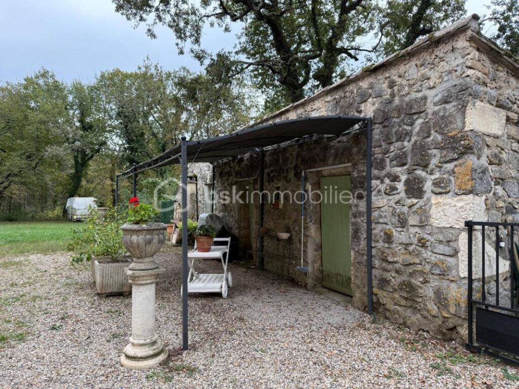 Maison de caractère 104 m² – Terrain 17,5 ha – Les Tourrettes (26740) – 4 pièces – 2 chambres – 104 m²