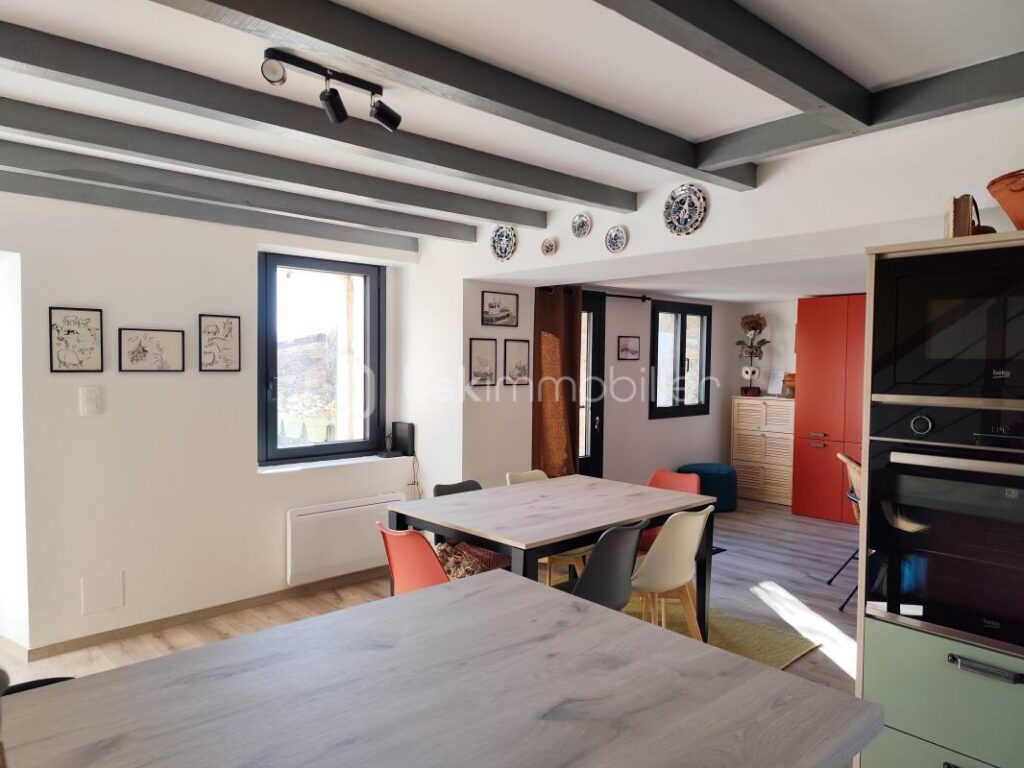 MAISON EN PIERRE ENTIEREMENT RÉNOVÉE AVEC TERRASSE ET CAVE – 3 pièces – 2 chambres – 74 m²