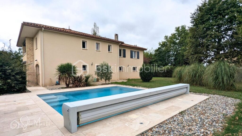 Élégante maison familiale avec piscine 220 m2 – vue imprenable – 8 pièces – 5 chambres – 220 m²
