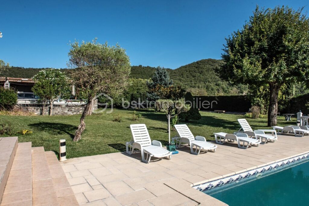 Villa, Gîte & 900 m² de Hangars à aménager – 16 pièces – 7 chambres – 340 m²