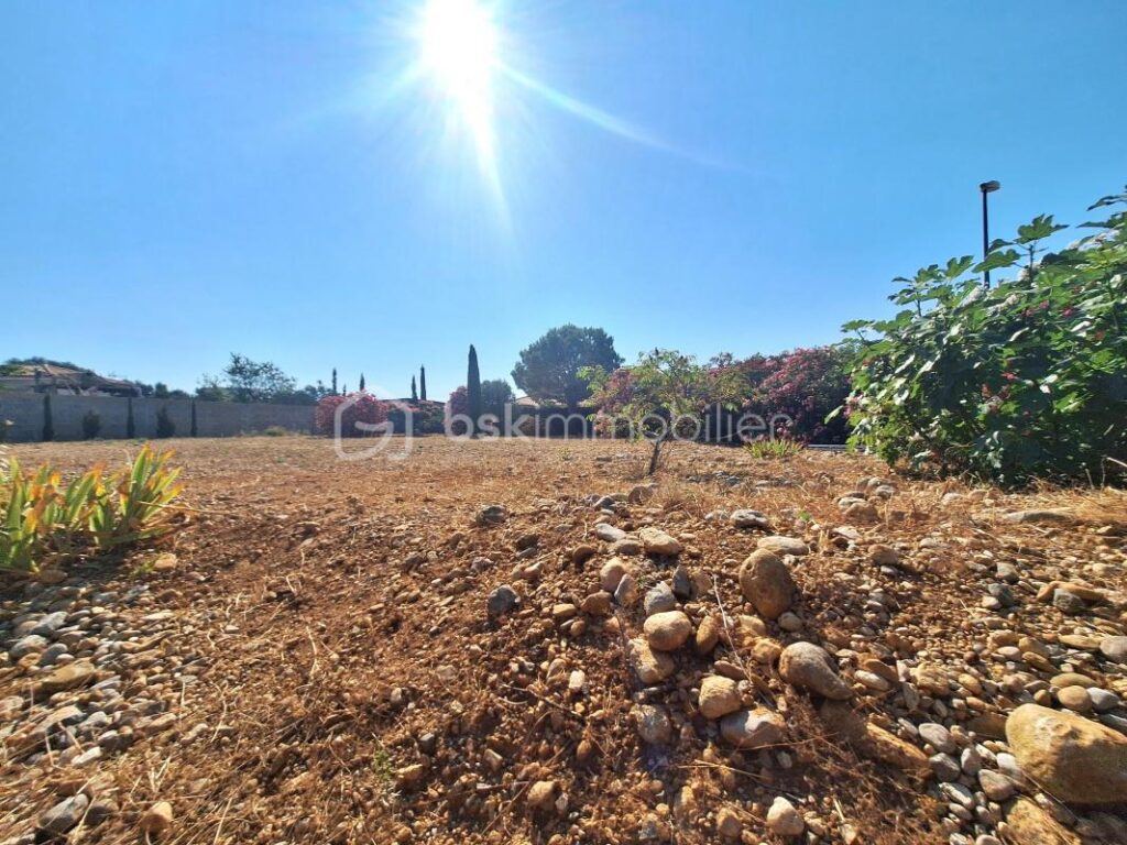 Terrain constructible de 1015m2 – viabilisé – clôturé – rare sur le secteur – NR pièces – NR chambres – 1015 m²