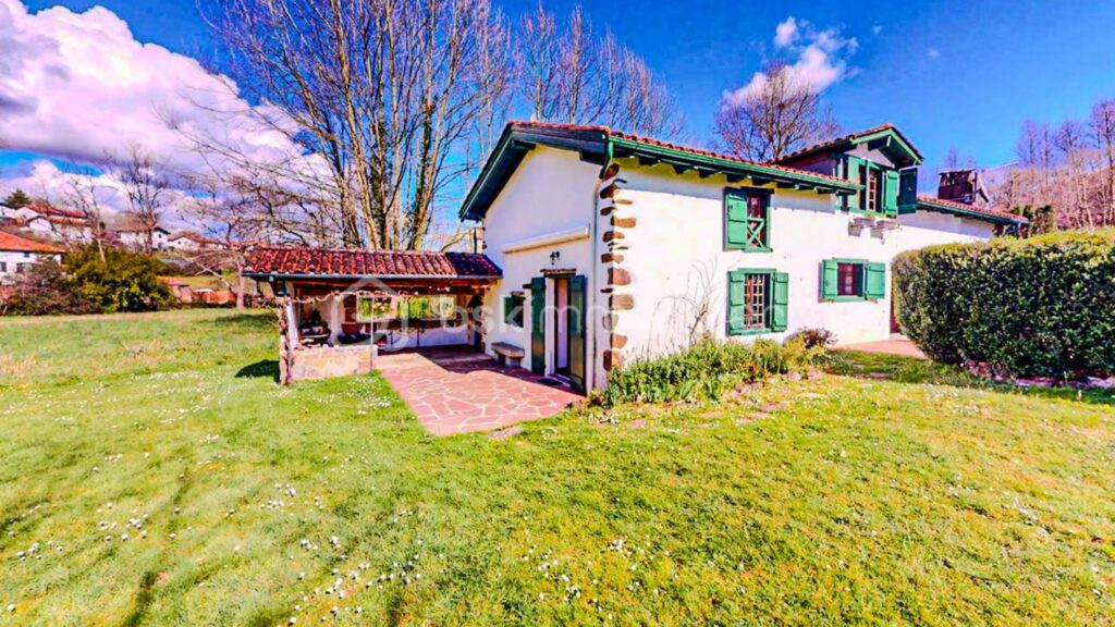 Ancien moulin sur un terrain plat de 8023m² proche du centre ville d’Hasparren ! – 6 pièces – 4 chambres – 128 m²