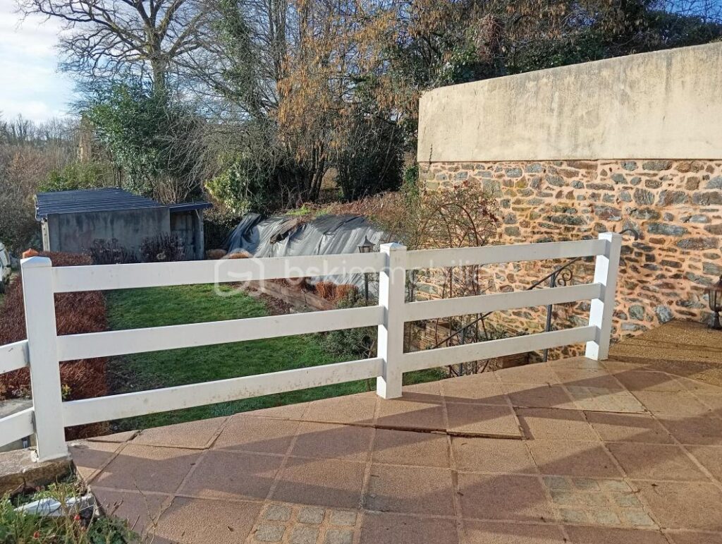 Maison habitable ** bourg callac** terrain**dépendances – 4 pièces – 2 chambres – 53 m²