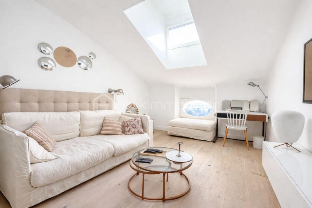 CANNES MONTROSE – STUDIO REFAIT A NEUF – VUE MER PANORAMIQUE – DERNIER ETAGE – 1 pièce – 1 chambre – 18 m²