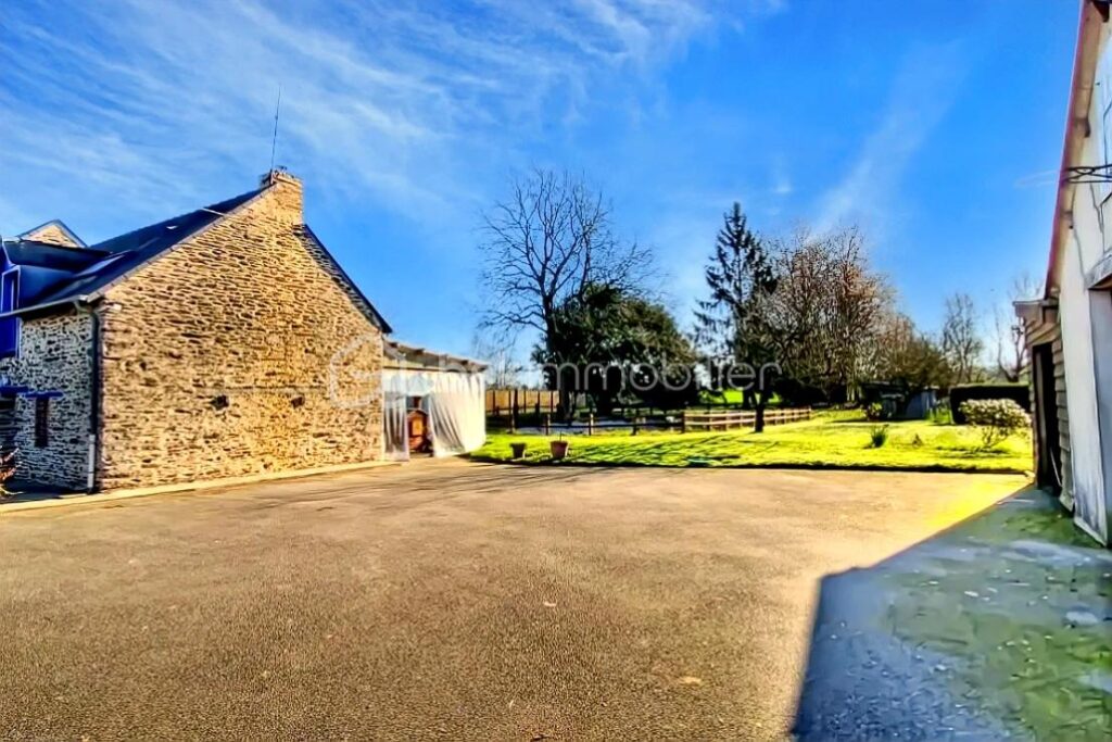 Longère de caractère dans un havre de paix, proche de l’axe RENNES-PARIS – 7 pièces – 5 chambres – 126 m²