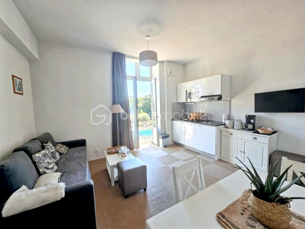 BADEN – GOLFE DU MORBIHAN – SUPERBE T2 MEUBLE – 4 COUCHAGES – PISCINE – DEUX BALCONS – 2 pièces – 1 chambre – 41 m²