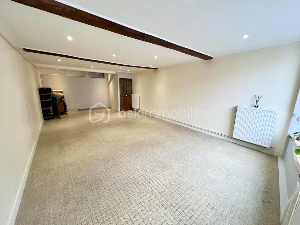 A vendre maison avec petit commerce libre de toute occupation – 5 pièces – 3 chambres – 172 m²