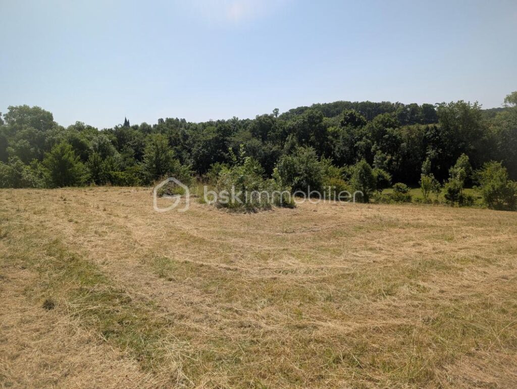 TERRAIN CONSTRUCTIBLE SEMI VIABILISE – NR pièces – NR chambres – 1594 m²