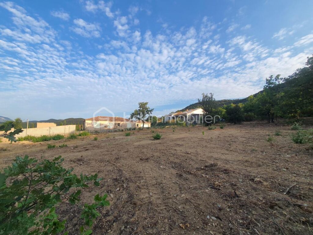 TERRAIN CONSTRUCTIBLE – VIABILISÉ DE 1095 m² – NR pièces – NR chambres – 1095 m²