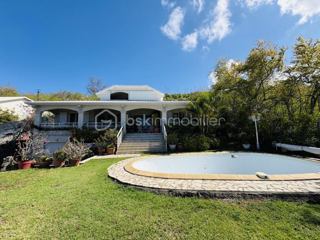 À vendre – Villa vue panoramique à St Gilles les bains – 5 pièces – 4 chambres – 230 m²