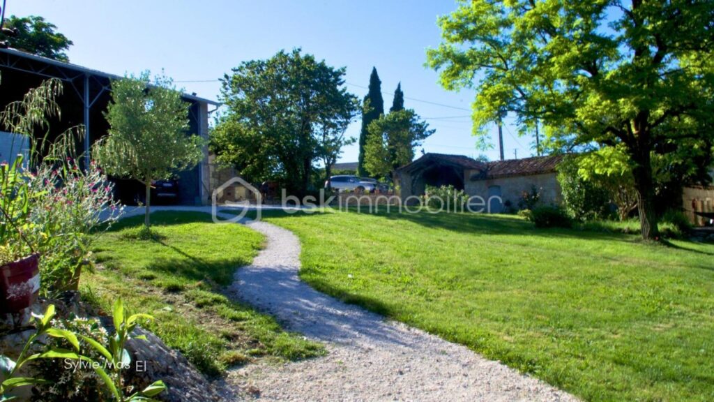 Domaine de charme 2 logements – 5 gîtes – piscine – NR pièces – 11 chambres – 390 m²