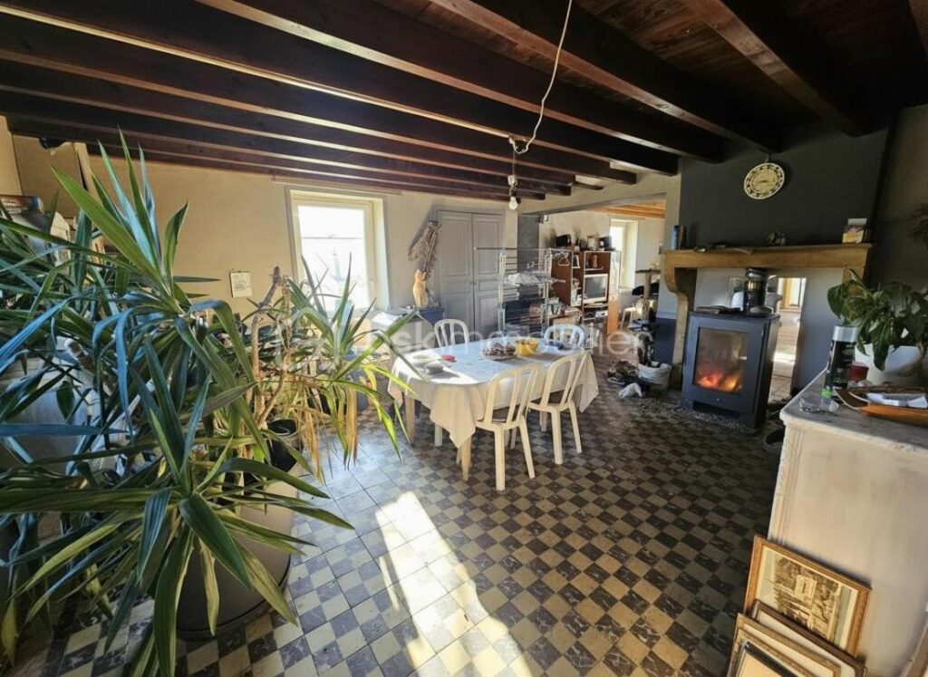 Ancien corps de ferme avec 4,7 hectares – Vue exceptionnelle – Proximité Roanne – 6 pièces – 5 chambres – 185 m²