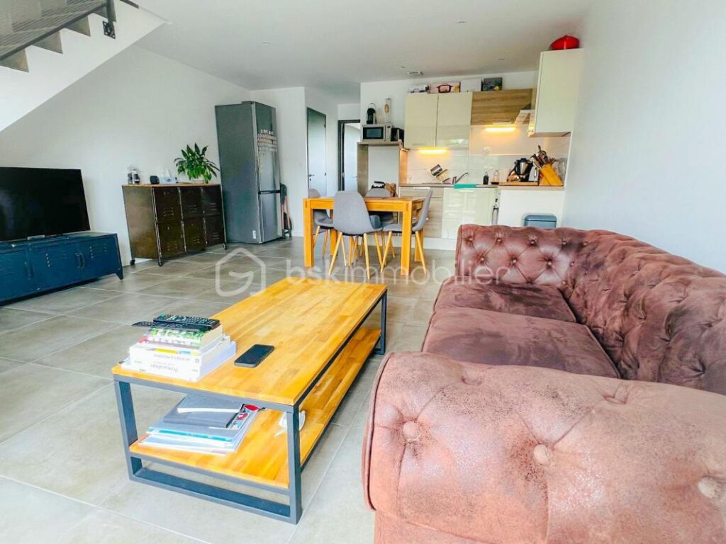 RARE – COMME UNE MAISON – DUPLEX T4 avec TERRASSE – 2 PARKING PRIVATIFS – POSSIBLE GARAGE EN SUS – AU CALME – VUE DEGAGEE – 4 pièces – 3 chambres – 93 m²