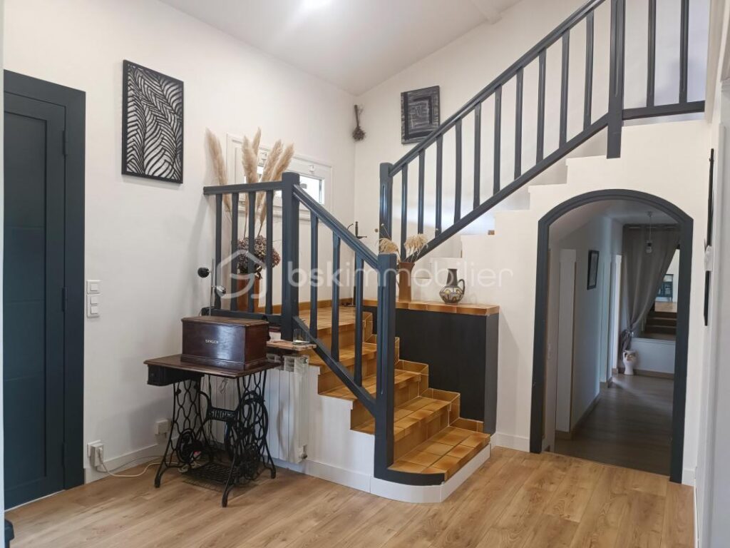 Magnifique Maison avec Vue sur Condom : Garage, Piscine et Jacuzzi – 6 pièces – 4 chambres – 190 m²