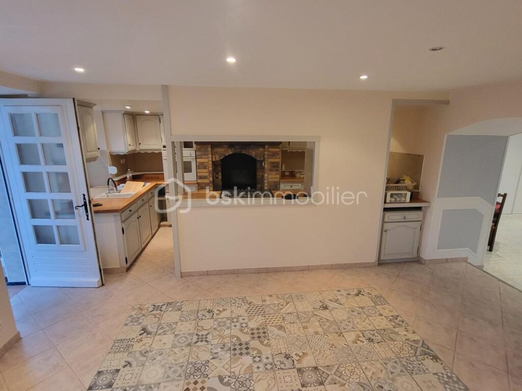 PROCHE VILLEDIEU-LES-POÊLES & A84 – MAISON DE STANDING AVEC PISCINE – 5 pièces – 4 chambres – 140 m²