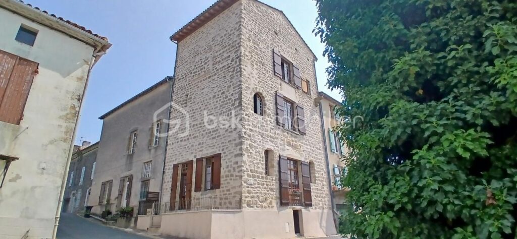Maison Tour Historique – 4 pièces – 3 chambres – 120 m²
