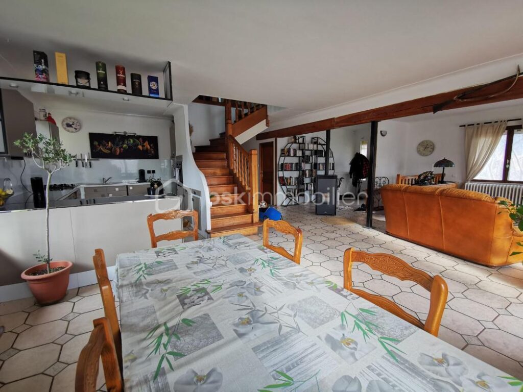 LA MURE SUD (38350) – VUE SUR L’OBIOU – Sur une parcelle de 1 380m², Grande MAISON FAMILIALE de 222 m² + 229 m² de dépendances – 10 pièces – 5 chambres – 222 m²