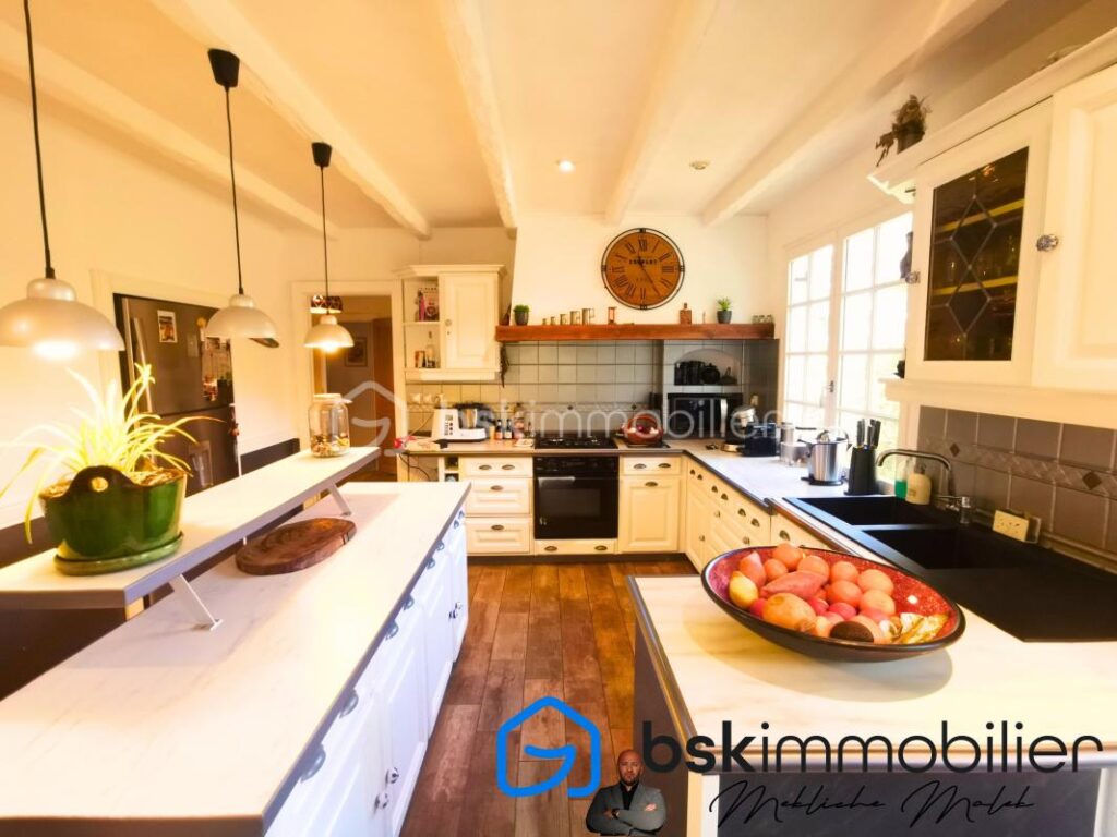 Maison d’Exception à Saint-Privat-des-Vieux – 7 pièces – 4 chambres – 175 m²