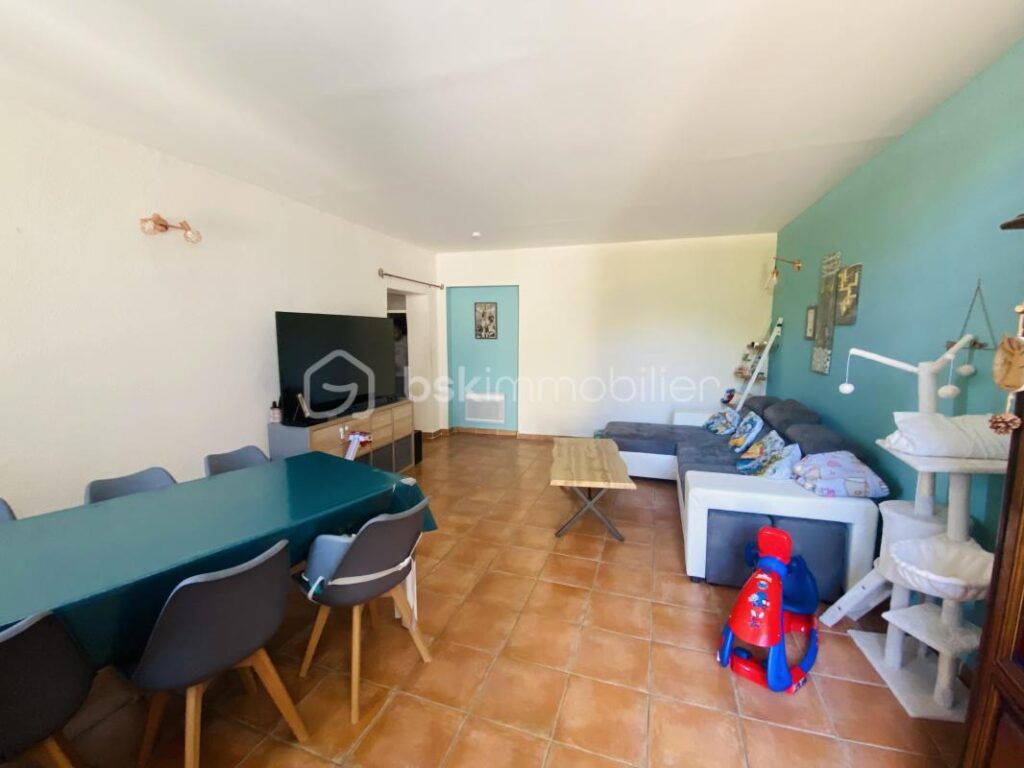 Bel appartement T4 à Signes avec terrasse et cave – 4 pièces – 3 chambres – 106 m²