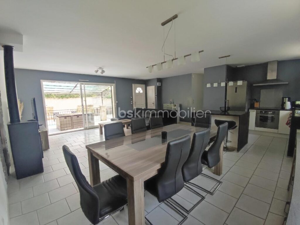 Plain-pied de 2010 avec piscine – 5 pièces – 3 chambres – 100 m²