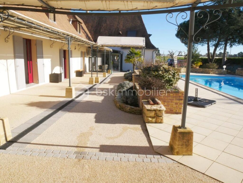 ANCIENNE FERME RÉNOVÉE – 7 pièces – 5 chambres – 316 m²