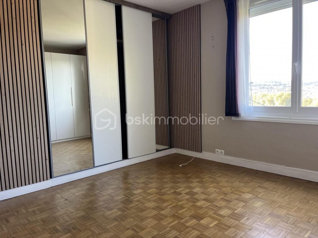 POSITION DOMINANTE À TRÉLISSAC – 8 pièces – 5 chambres – 193 m²