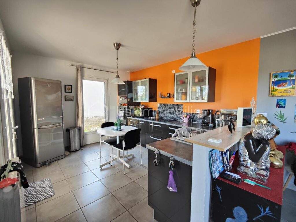 MONTREDON DES CORBIÈRES – Maison de PLAIN PIED de 90 m² sur 580m² de parcelle avec très belle vue – 4 faces – GRANDE PIÈCE A VIVRE MODERNE – 3 chambres – Climatisation réversible – double vitrage – Garage – Piscinable – 4 pièces – 3 chambres – 90 m²