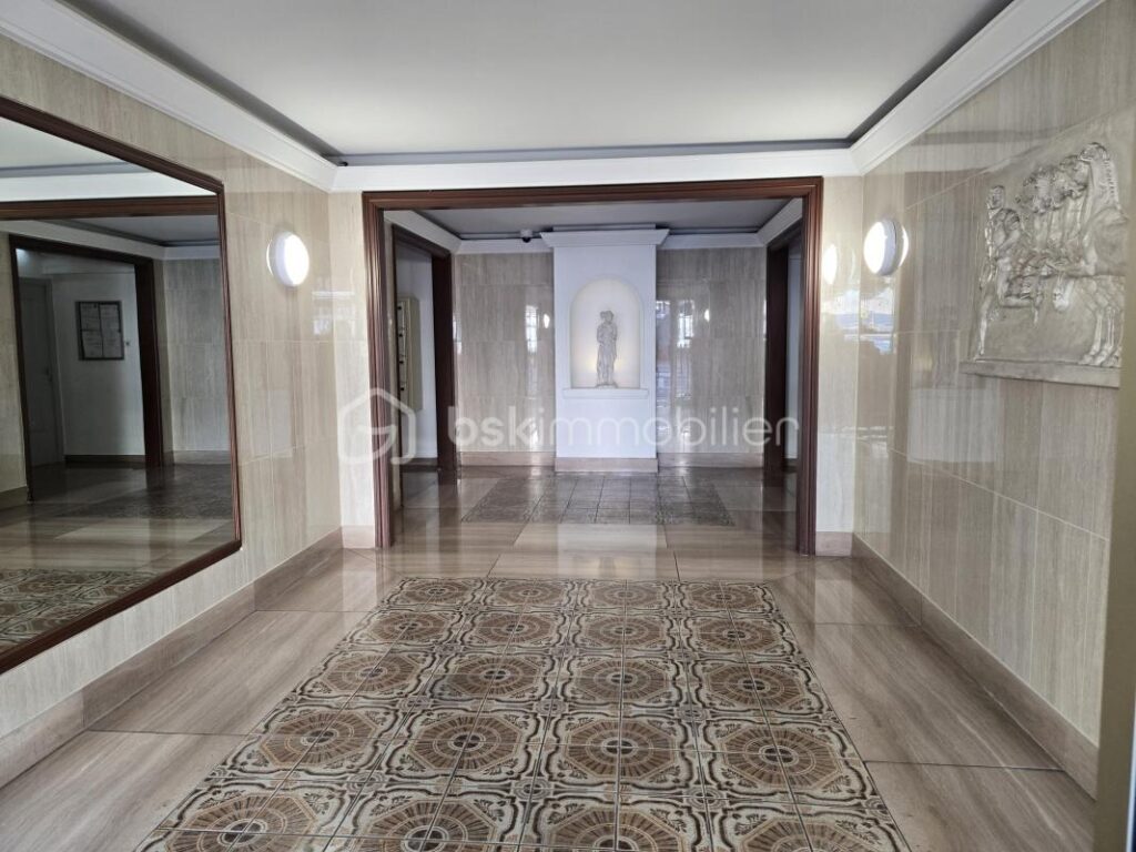 Baisse de prix 313950€ Appartement lumineux avec double balcon et vue mer en cœur urbain – 2 pièces – 1 chambre – 55 m²