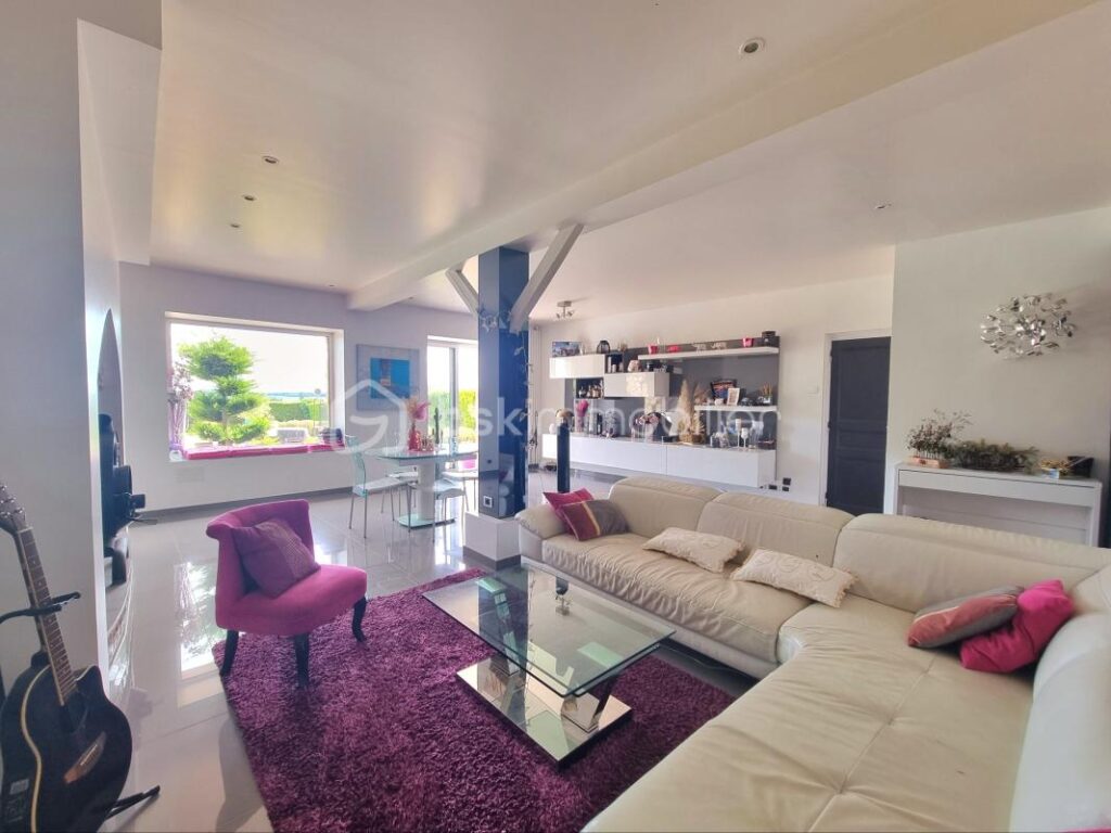 CHARMANTE MAISON EN PIERRE, 8 PIÈCES, 4 CHAMBRES, GARAGE, ANNEXES, PISCINE !!! – 8 pièces – 4 chambres – 245 m²